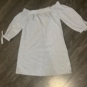 Speechless off the shoulder top. Size Xs but fits like a small.